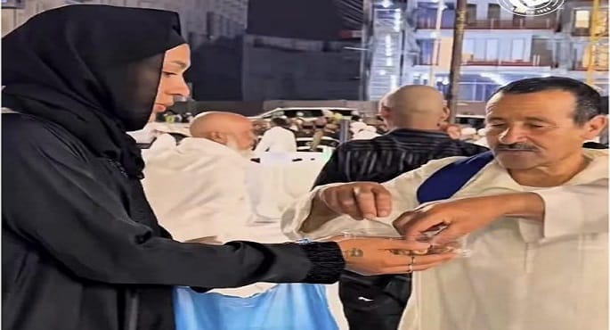 صورة للاعبة كرة القدم البرازيلية كاثيلين سوزا ترتدي الحجاب وتظهر في خلفية من مكة المكرمة، معبرة عن إعلان إسلامها.