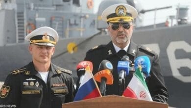 سفن حربية إيرانية وروسية تجري مناورات بحرية مشتركة في مياه بحر عُمان، تظهر تبادل الخبرات وتعزيز التعاون العسكري بين البلدين في منطقة حيوية.