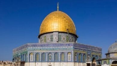 صورة بانورامية للمسجد الأقصى وقبة الصخرة المشرفة في القدس، تعكس قدسيته وأهميته التاريخية للمسلمين في مواجهة التحديات.