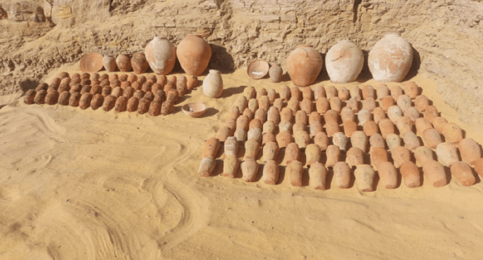 مجموعة من المقابر الصخرية المكتشفة في منطقة قبة الهواء بأسوان، والتي تعود لعصر الدولة القديمة.