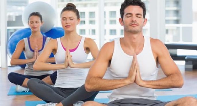 صورة تُظهر أشخاصًا يمارسون مجموعة متنوعة من التمارين الرياضية مثل المشي ورفع الساقين والسباحة واليوجا، مع التركيز على حركة الجسم السليمة التي تعزز الدورة الدموية.