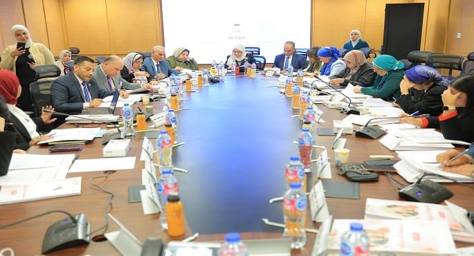صورة للجنة اختيار الأمهات المثاليات بوزارة التضامن الاجتماعي، تضم المهندسة مرجريت صاروفيم، وهي تستعرض أوراق الترشيح للمتقدمات.