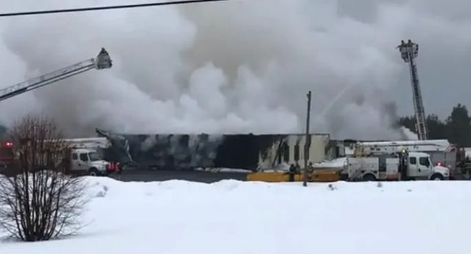 صورة تظهر أضرارًا جسيمة لحقت بواجهة كنيسة بعد انفجار، مع تواجد سيارات الإطفاء ورجال الإنقاذ في الموقع بولاية نيويورك الأمريكية.