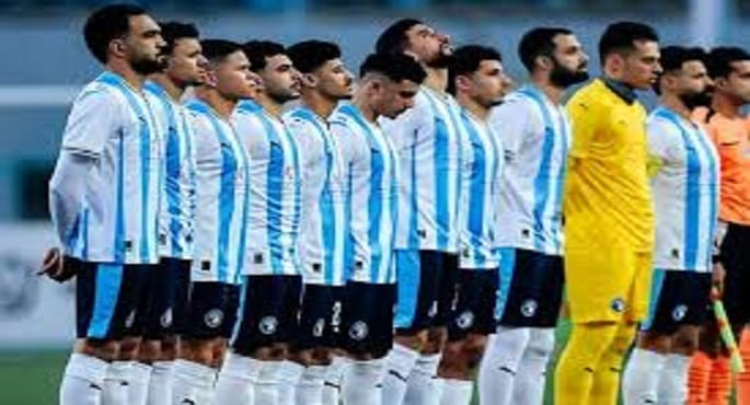 صورة لاعبين من فريقي بيراميدز وسيراميكا في لقطة تبين التنافس.