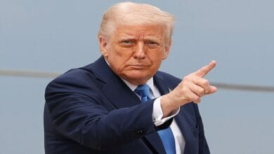 صورة رمزية لمواجهة عسكرية بين الولايات المتحدة وإيران، مع التركيز على التهديدات الإقليمية.