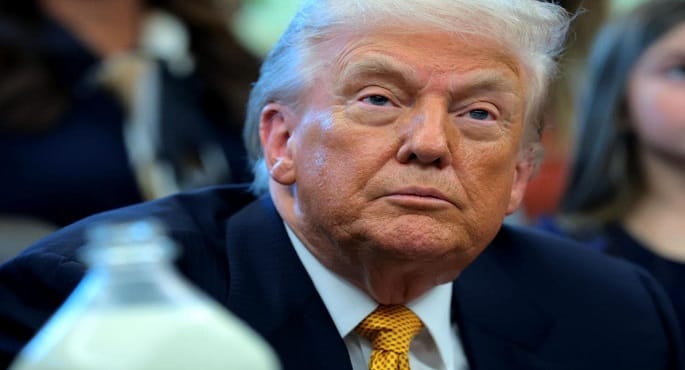 مسؤولون أمريكيون يؤكدون استمرارية الاتفاقات التجارية في ظل حكم قضائي.