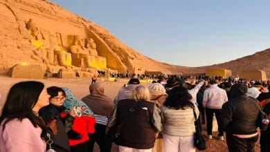 تعامد أشعة الشمس على وجه تمثال الملك رمسيس الثاني في معبده بأبو سمبل.