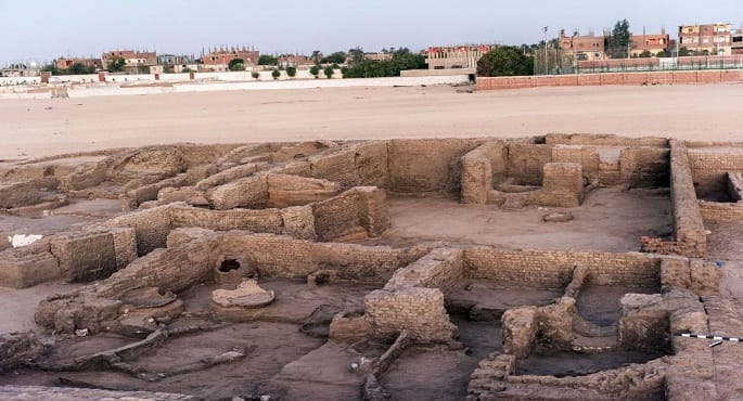 صورة توضح أجزاء من مدينة سكنية أثرية مبنية من الطوب اللبن وأسفلها بقايا جبانة قبطية في موقع شيخ العرب همام بـ"قنا".