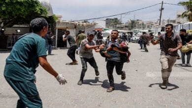 صورة توضح آثار قصف على مدينة خان يونس.