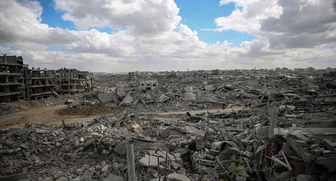 مشهد لقطاع غزة يوضح آثار القصف الإسرائيلي والدمار.