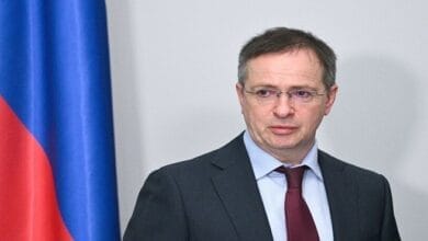 صورة لوفود تتفاوض حول طاولة مستديرة في جنيف، تعكس أجواء المحادثات الدبلوماسية الشاقة حول تسوية النزاع الأوكراني.