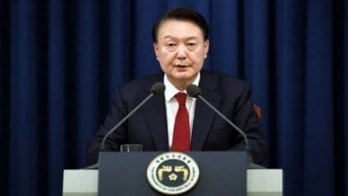 صورة افتراضية للمحكمة العليا في كوريا الجنوبية، ترمز إلى العدالة وسيادة القانون، مع إشارة للحكم الصادر بحق الرئيس السابق.