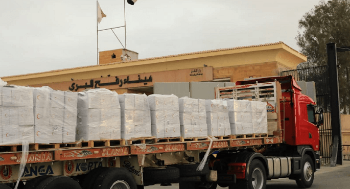 قافلة شاحنات مساعدات مصرية تتجه نحو معبر رفح لدخول قطاع غزة.