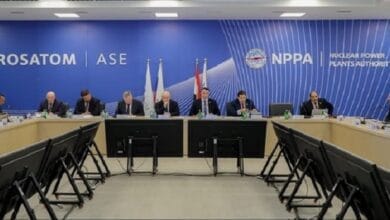 صورة تجمع الدكتور شريف حلمي، رئيس مجلس إدارة هيئة المحطات النووية لتوليد الكهرباء، مع الدكتور أندريه بيتروف، النائب الأول للمدير العام للطاقة النووية ورئيس شركة ASE التابعة لمؤسسة روساتوم، خلال اجتماع لمناقشة مستجدات مشروع الضبعة النووية وأهمية الالتزام بالجداول الزمنية ومعايير الأمان.