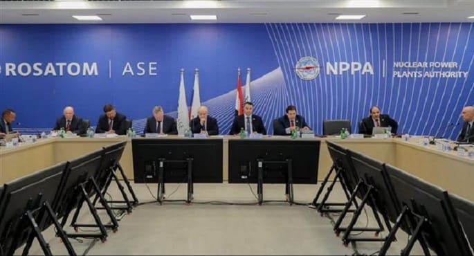 صورة تجمع الدكتور شريف حلمي، رئيس مجلس إدارة هيئة المحطات النووية لتوليد الكهرباء، مع الدكتور أندريه بيتروف، النائب الأول للمدير العام للطاقة النووية ورئيس شركة ASE التابعة لمؤسسة روساتوم، خلال اجتماع لمناقشة مستجدات مشروع الضبعة النووية وأهمية الالتزام بالجداول الزمنية ومعايير الأمان.