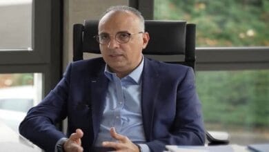 صورة جوية لنهر النيل وقناطر مائية في مصر، تظهر جهود إدارة الموارد المائية لمواجهة التغيرات المناخية وضمان توفر المياه للري والشرب.