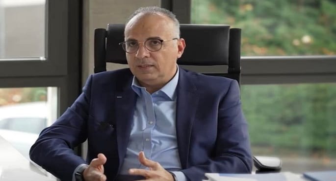 صورة جوية لنهر النيل وقناطر مائية في مصر، تظهر جهود إدارة الموارد المائية لمواجهة التغيرات المناخية وضمان توفر المياه للري والشرب.