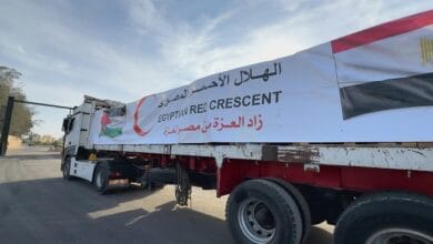 شاحنات مساعدات إنسانية عبر معبر رفح باتجاه قطاع غزة.