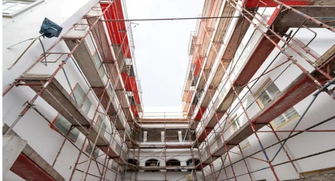 مبنى بيت هتلر في براوناو آم إن بالنمسا، أثناء أعمال التجديد ليصبح مركز شرطة.