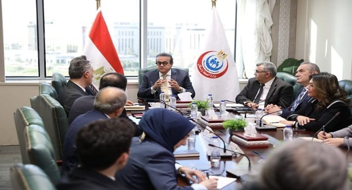 صورة للاجتماع يظهر فيها الدكتور خالد عبدالغفار وزير الصحة والسكان مع وفد شركة YDA التركية، يناقشون مخططات مشروع مدينة العاصمة الطبية في العاصمة الإدارية الجديدة.