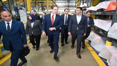 المهندس خالد هاشم وزير الصناعة والدكتورة ناهد يوسف رئيس هيئة التنمية الصناعية يتفقدان خطوط الإنتاج الآلية داخل مصنع للمحولات الكهربائية في مدينة العاشر من رمضان.