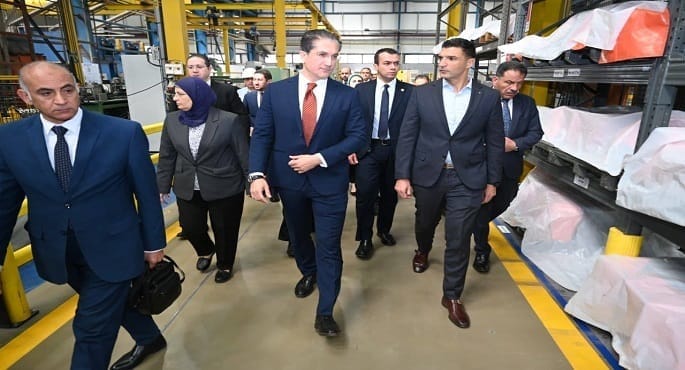 المهندس خالد هاشم وزير الصناعة والدكتورة ناهد يوسف رئيس هيئة التنمية الصناعية يتفقدان خطوط الإنتاج الآلية داخل مصنع للمحولات الكهربائية في مدينة العاشر من رمضان.