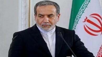 صورة لوزير الخارجية الإيراني الدكتور عباس عراقجي خلال مؤتمر صحفي، يناقش تقدم المفاوضات النووية مع الولايات المتحدة.