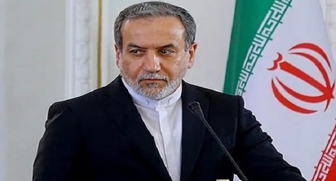 صورة لوزير الخارجية الإيراني الدكتور عباس عراقجي خلال مؤتمر صحفي، يناقش تقدم المفاوضات النووية مع الولايات المتحدة.