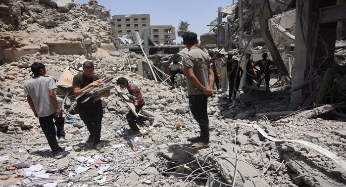 صورة لمقر الأمم المتحدة أو علم الأمم المتحدة مع خريطة توضيحية لقطاع غزة والضفة الغربية، ترمز لتحذيرات حقوق الإنسان الدولية بشأن النزاع وتهجير السكان.