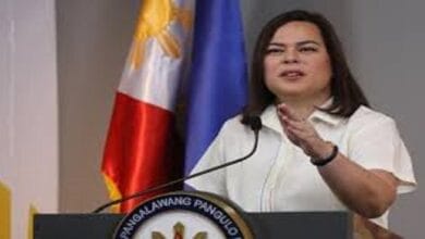 صورة لنائبة الرئيس الفلبيني السيدة سارة دوتيرتي، ترتدي ملابس رسمية، تتحدث بثقة خلال مؤتمر صحفي لإعلان ترشحها للرئاسة.