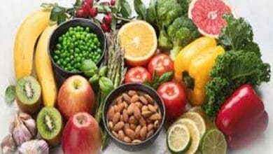 صورة توضيحية لثمار غنية بفيتامين سي مثل البرتقال والليمون، مع كبسولات فيتامين سي، وتصوير لجهاز المناعة البشري.