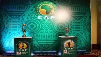 صورة لدرع دوري أبطال أفريقيا وشعار الكاف، مع أيقونات تمثل الأهلي وبيراميدز، في إشارة إلى قرعة الأدوار النهائية المرتقبة.