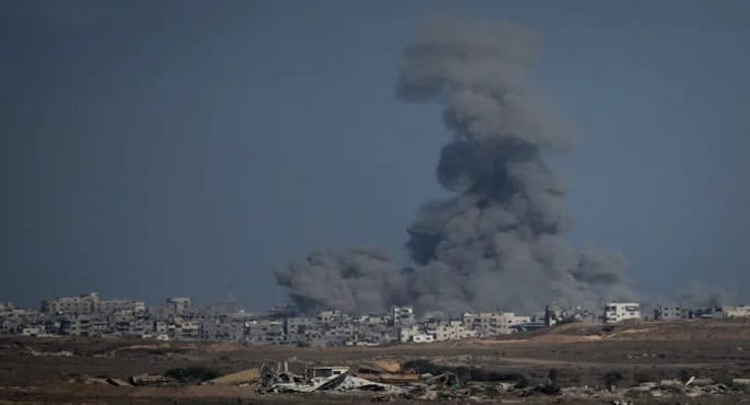 صورة بانورامية لمنطقة الأغوار الجبلية ذات التضاريس الوعرة، مع وجود علامات تحذيرية باللغتين العربية والعبرية تشير إلى منطقة عسكرية خطرة، في إشارة لمخاطر مخلفات الاحتلال الصهيوني.