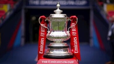 صورة لبطاقة قرعة كأس الاتحاد الإنجليزي تظهر أسماء الأندية المتنافسة في الدور الخامس، مع شعار البطولة.