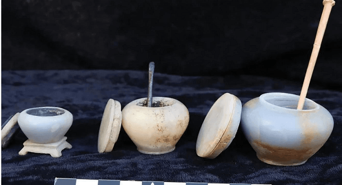 مقابر صخرية أثرية تعود للدولة القديمة في منطقة قبة الهواء بأسوان.