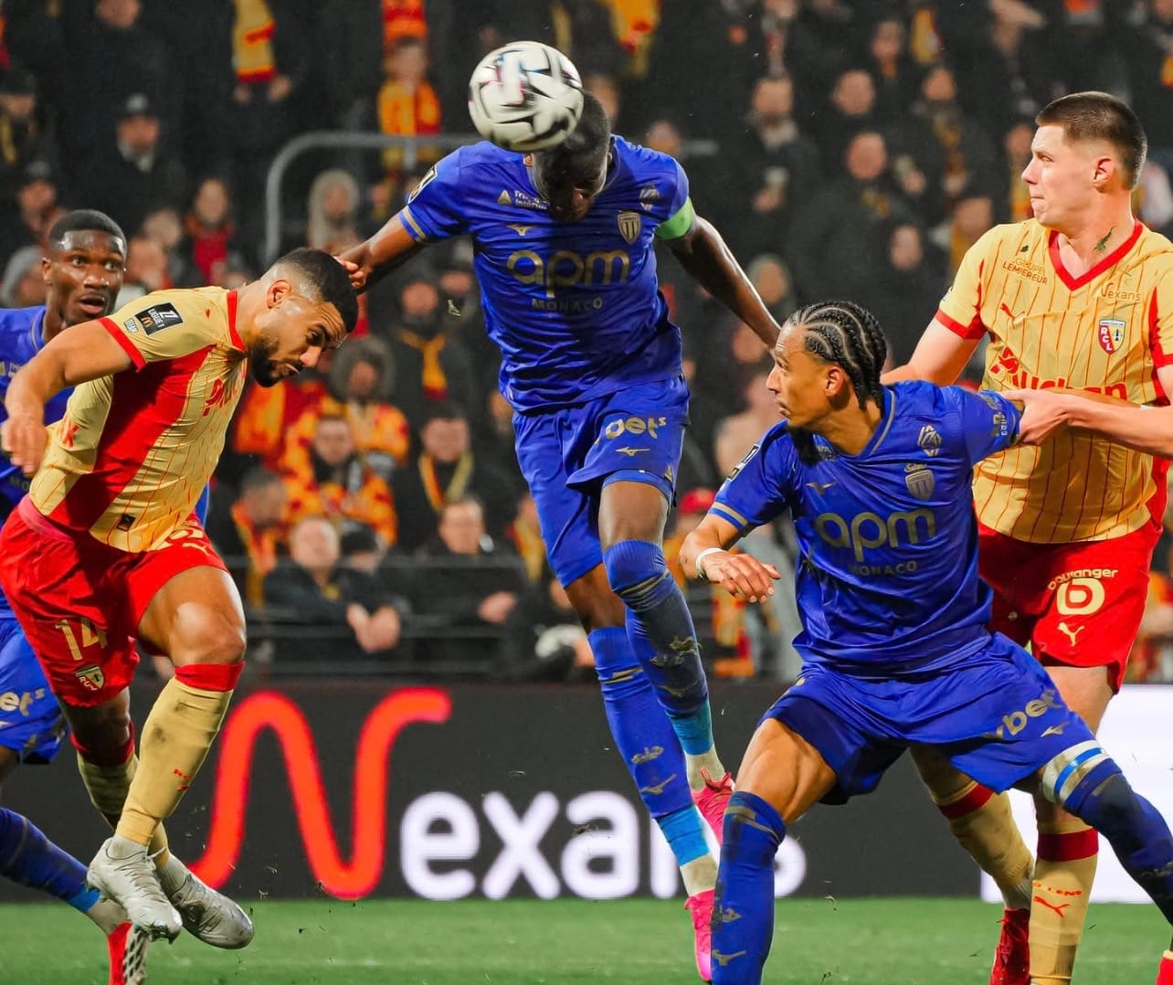 لاعبو لانس في حالة إحباط بعد تلقي هدف الفوز لموناكو.