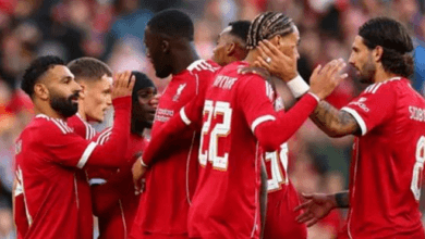 فريق ليفربول يواجه نوتنجهام فورست في الدوري الإنجليزي الممتاز، مع ظهور بارز للنجم المصري محمد صلاح.