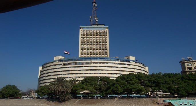 ميكروفونات إذاعية مع مصابيح رمضان وفانوس مضيء، تعبر عن عودة الدراما الإذاعية المصرية القوية في شهر رمضان لتعزيز القيم الإيجابية.