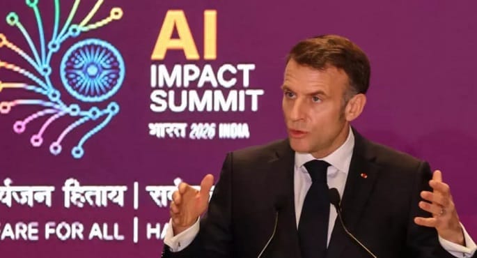 الرئيس الفرنسي إيمانويل ماكرون يلقي كلمة خلال قمة عالمية للذكاء الاصطناعي في نيودلهي بالهند، مع جمهور يستمع باهتمام.