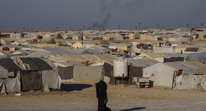 صورة لمخيم الهول في سوريا مع سياج حوله.