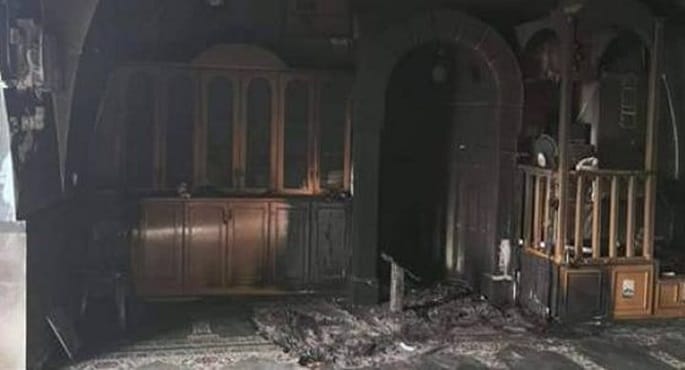 مسجد محترق وكتابات عنصرية على جدرانه غرب نابلس