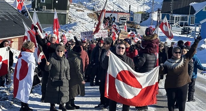 صورة لمواطني جرينلاند يعبرون عن قلقهم وتضامنهم.