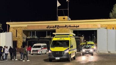 صور من معبر رفح أثناء استقبال دفعة جديدة من الفلسطينيين العائدين إلى قطاع غزة.