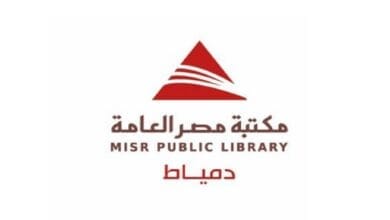 صورة لمكتبة مصر العامة بدمياط مزينة بديكورات رمضانية، وبها جمهور يستمتع بعرض دراما حركية على خشبة المسرح.