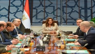 صورة لوزيرة التنمية المحلية والبيئة الدكتورة منال عوض تترأس اجتماعاً حول الطاقة الحيوية، مع التركيز على التنمية المستدامة ومشروعات البيوجاز في مصر.