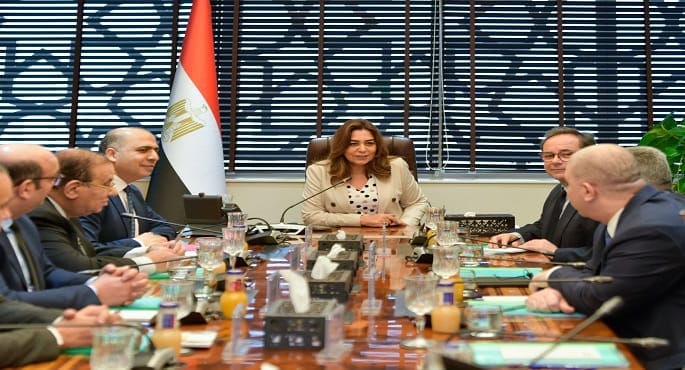 صورة لوزيرة التنمية المحلية والبيئة الدكتورة منال عوض تترأس اجتماعاً حول الطاقة الحيوية، مع التركيز على التنمية المستدامة ومشروعات البيوجاز في مصر.