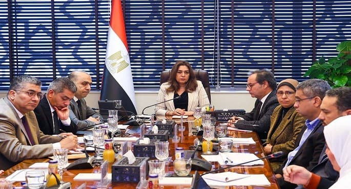 الدكتورة منال عوض وزيرة التنمية المحلية والبيئة تترأس اجتماعًا لمناقشة الخطط الاستثمارية البيئية وإدارة المخلفات في مصر.