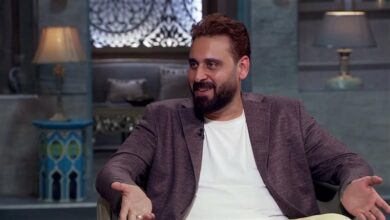 محمد يوسف يكشف سبب انحناء ظهره في «صحاب الأرض»: التهاب الفقرات التصلبي المزمن