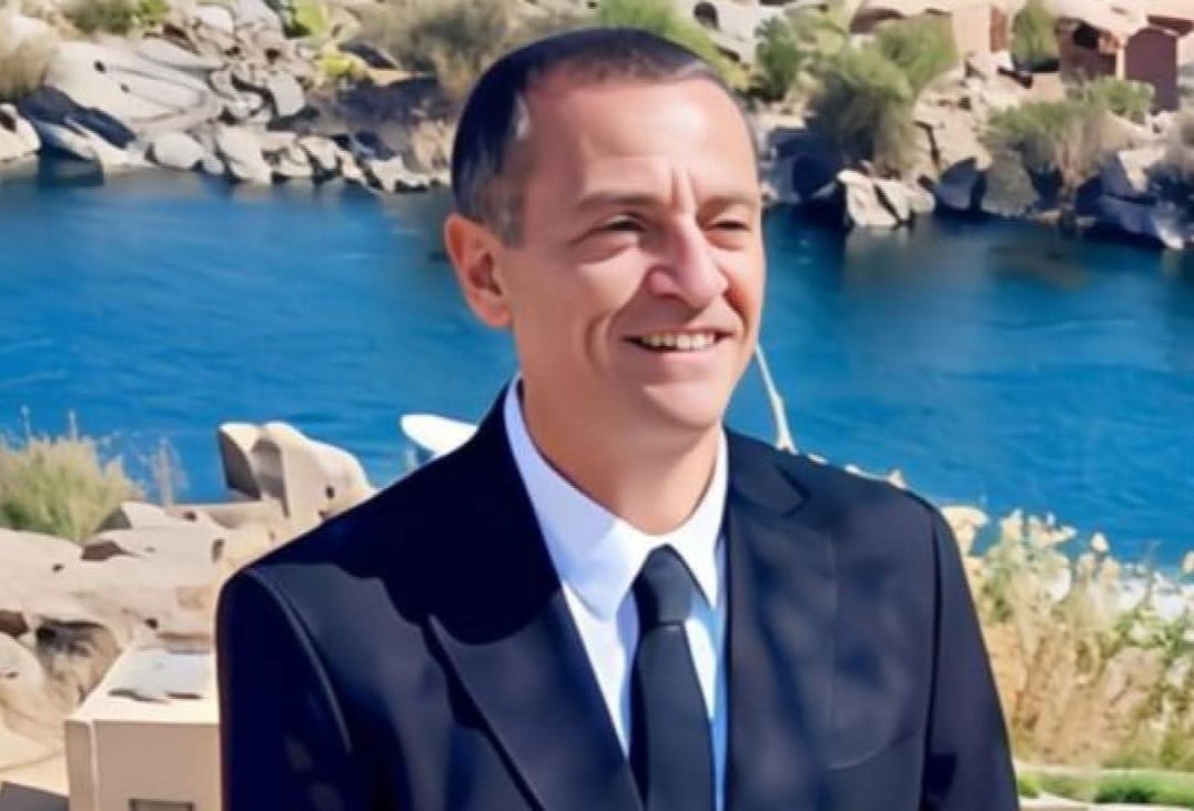 محافظ أسوان يرحب بفوج سياحى إسباني أثناء زيارتهم لمسجد الطابية| صور