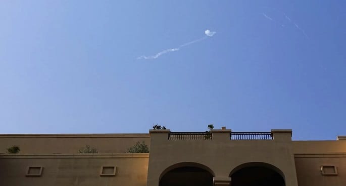 إصابتان بدبى نتيجة سقوط شظايا طائرات مسيرة على ساحتى منزلين